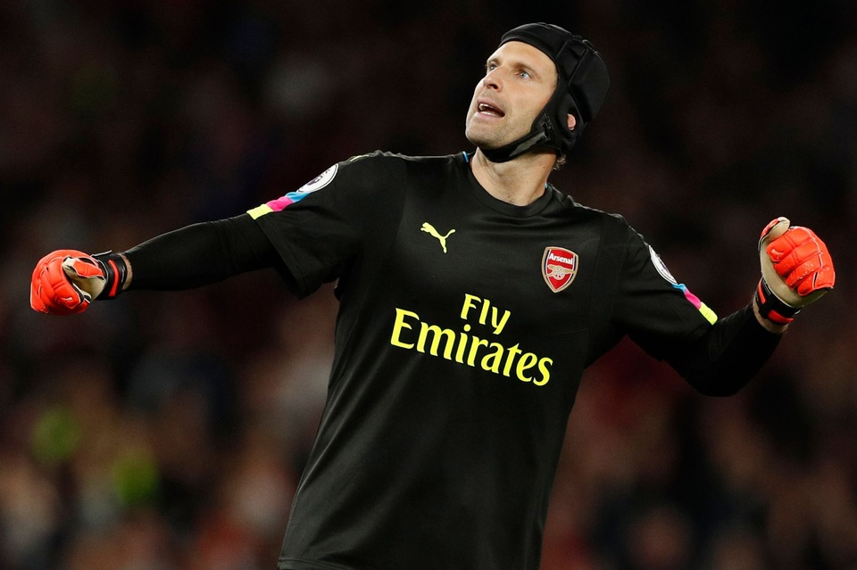 Nhìn lại chiến thắng đẹp của Arsenal trước Chelsea - 23
Cech ăn mừng chiến thăng trước đội bóng cũ