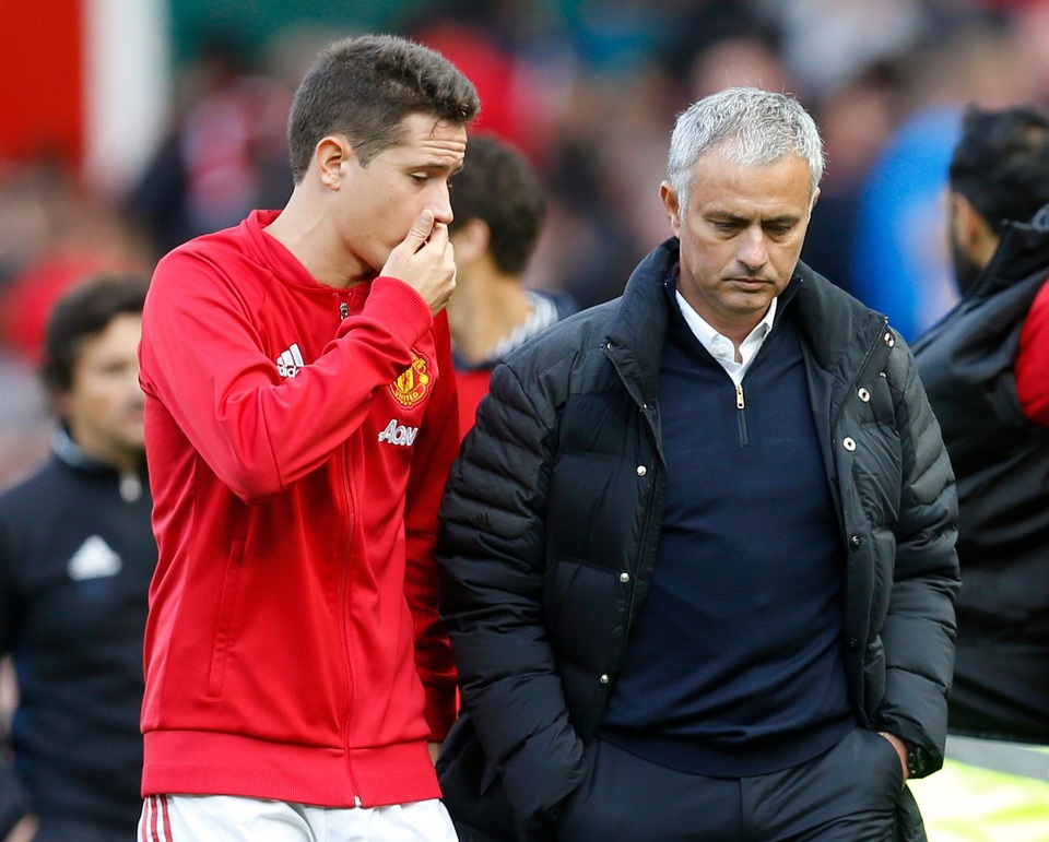 Nhìn lại trận hòa thất vọng của MU trước Stoke - 23
Herrera và Mourinho đầy buồn bã trên đường rời sân đấu
