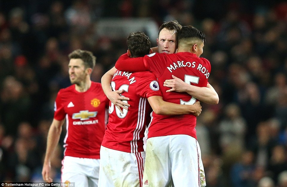 Nhìn lại chiến thắng quan trọng của MU trước Tottenham - 21
Các hậu vệ MU ăn mừng sau khi đội bóng của họ không bị thủng lưới