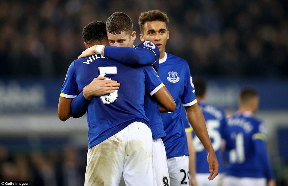 Nhìn lại thất bại cay đắng của Arsenal trên sân Everton - 21
Các cầu thủ Everton vui mừng sau khi trọng tài thổi còi hết giờ, họ đã có chiến thắng quan trọng.