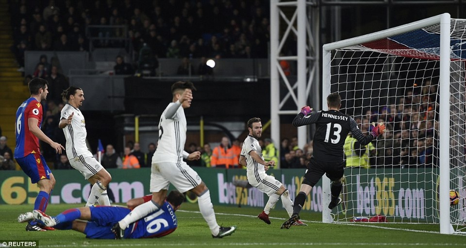 
Ngay sau đó, MU đưa bóng vào lưới nhưng trọng tài bắt Mata lỗi việt vị
