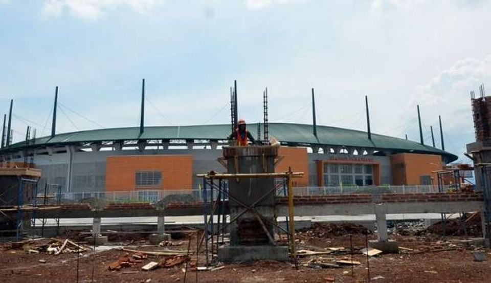 Sân Pakansari ngổn ngang trước đại chiến Indonesia - Việt Nam - 1
Sân Pakansari ngổn ngang khi trận bán kết lượt đi chỉ còn 2 ngày