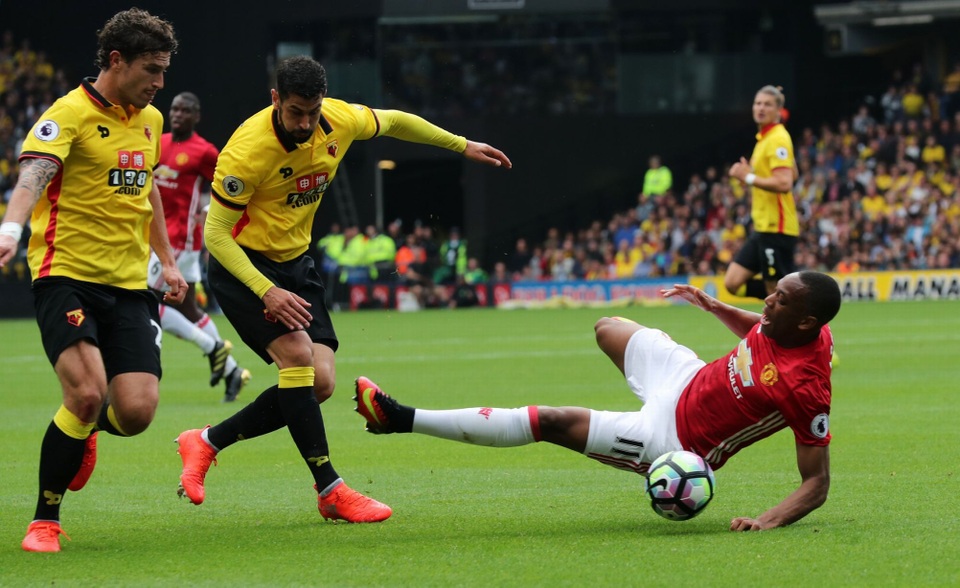 Nhìn lại trận thua mất mặt của MU trước Watford - 17
Martial bị chèn ngã và các cầu thủ Watford đã lấy bóng để rồi tấn công nhanh