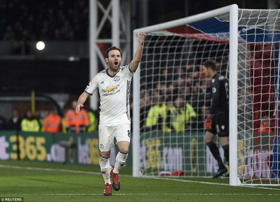 
Phản ứng của tiền vệ người Tây Ban Nha khi anh cho rằng mình ghi bàn hợp lệ
