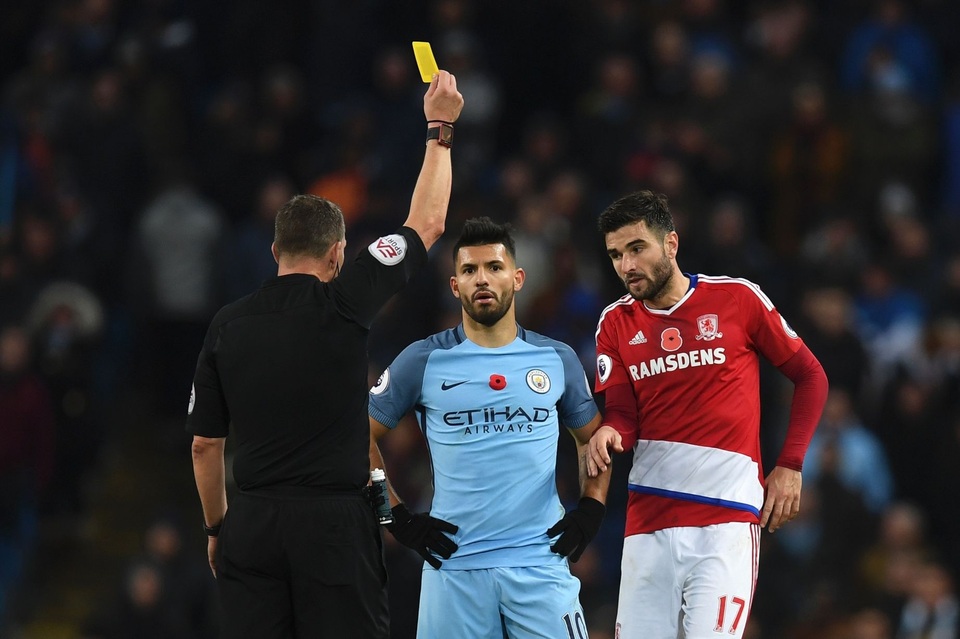 
Trọng tài rút thẻ vàng cho Aguero
