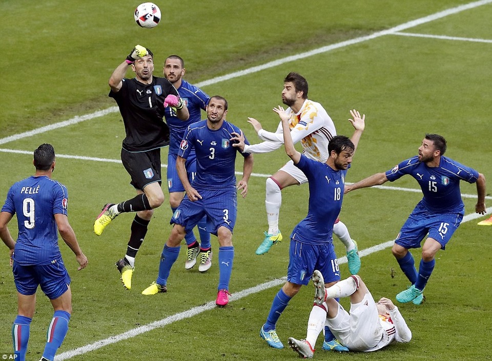 
Lợi thế sân nhà giúp Italia được đánh giá cao hơn
