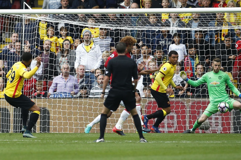 Nhìn lại trận thua mất mặt của MU trước Watford - 20
De Gea không thể cản phá cú sút uy lực vào góc phải của đối phương