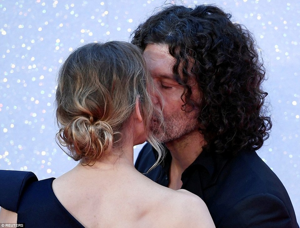 "Tiểu thư Jones" Renée Zellweger vẫn tươi xinh dù lộ đầy nếp nhăn - 17
Doyle khóa môi động viên và chúc mừng bạn gái trong ngày ra mắt phim mới.