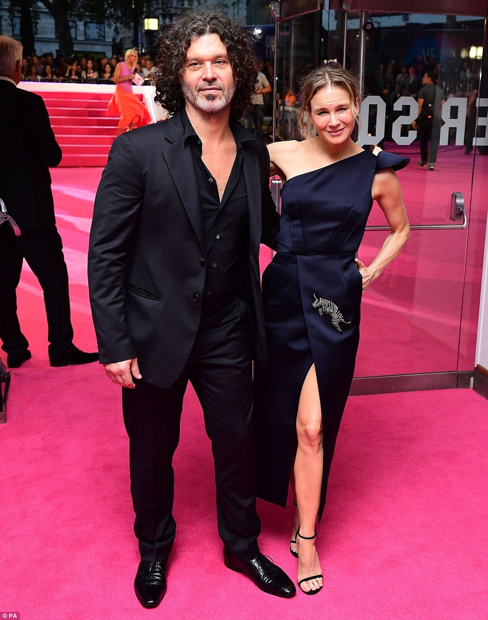 "Tiểu thư Jones" Renée Zellweger vẫn tươi xinh dù lộ đầy nếp nhăn - 15 "Tiểu thư Jones" Renée Zellweger vẫn tươi xinh dù lộ đầy nếp nhăn - 15