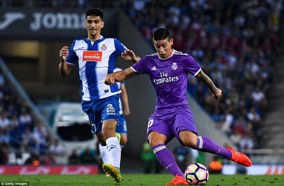 Hạ gục Espanyol, Real Madrid vững ngôi đầu bảng La Liga - 3
James Rodriguez mở tỷ số sau cú sút xa đẹp mắt