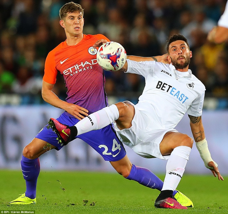 Man City giành trận thắng thứ 7 liên tiếp cùng Guardiola - 2
Stones (trái) ngăn cản Baston lấy bóng
