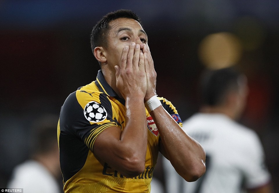 Walcott lập cú đúp, Arsenal thắng đẹp trước Basel - 2
Sanchez quá vô duyên ở trận này