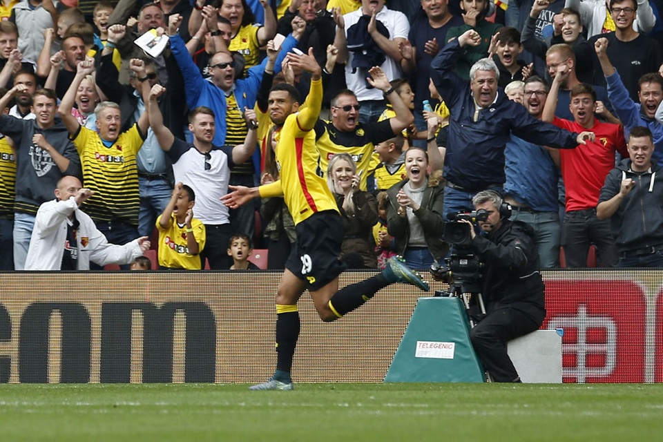 Nhìn lại trận thua mất mặt của MU trước Watford - 22
Niềm vui của Capoue sau khi ghi bàn