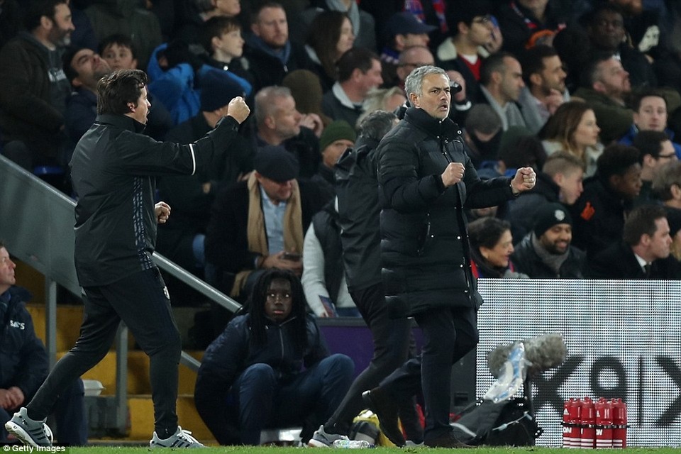 
Mourinho ăn mừng bàn thắng quan trọng đưa đội bóng của ông giành ba điểm

 
