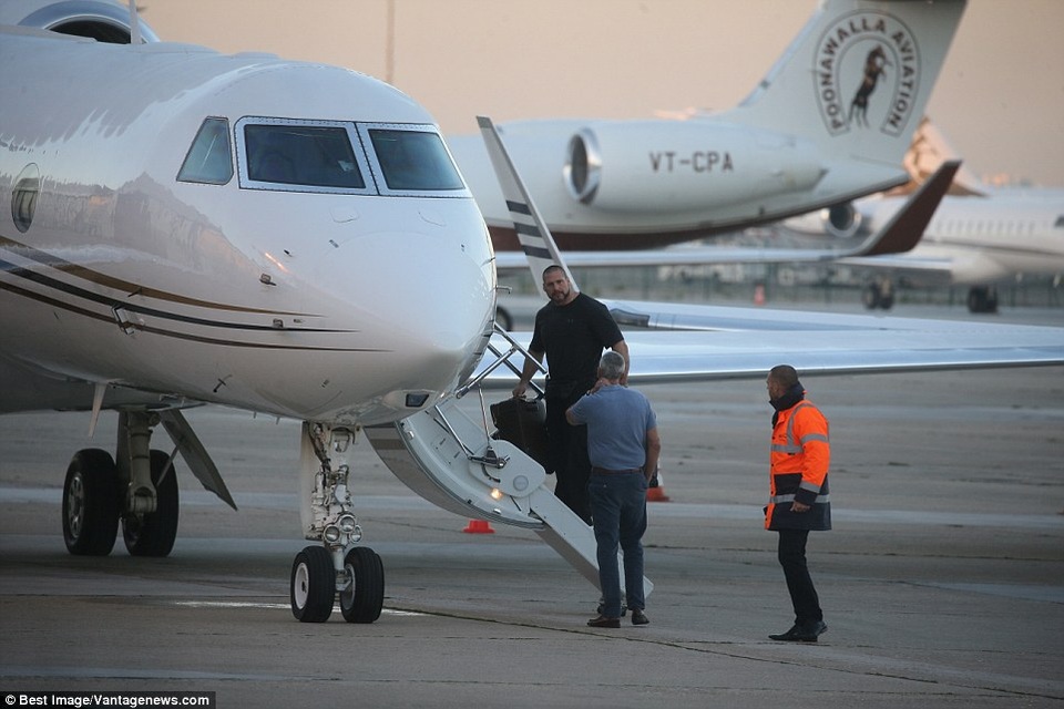 
Vệ sĩ Pascal Duvier không rời Kim nửa bước.
