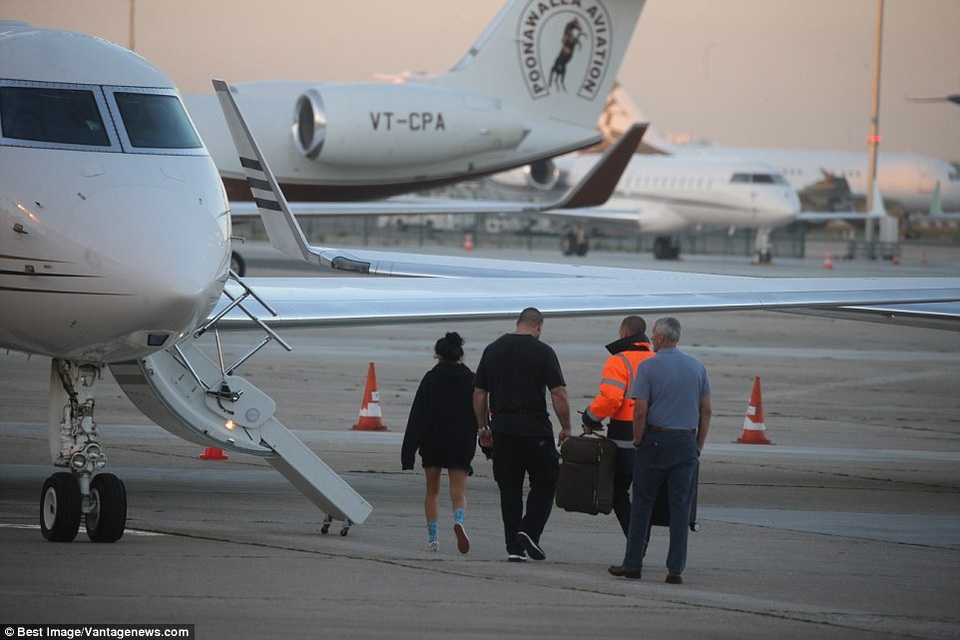 
Chị gái Kourtney của Kim cũng theo em về Mỹ.
