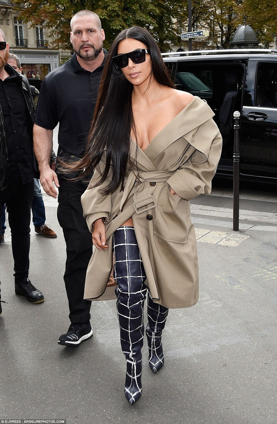 Vệ sĩ của Kim Kardashian tuyên bố phá sản và đang nợ nần - 2
Kim Kardashian vẫn tin tưởng vệ sĩ Pascal Duvier dù anh bị chỉ trích đã không ở bên ngôi sao nổi tiếng khi trộm đột nhập vào căn hộ của Kim tại Pháp.