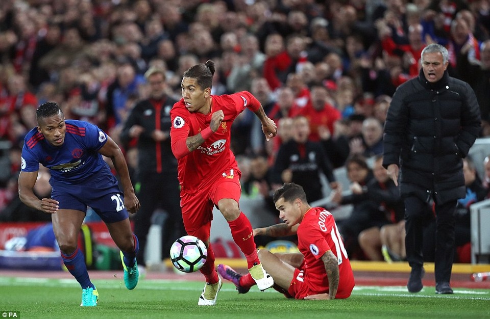 MU chia điểm với Liverpool tại Anfield - 3
Valencia (trái) đuổi theo Firmino (giữa)