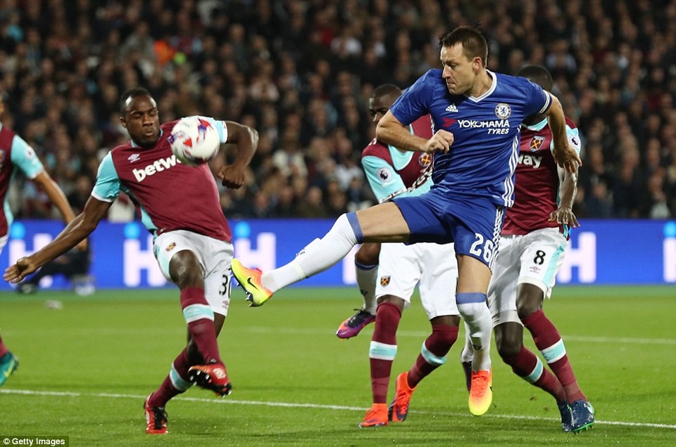 West Ham 2-1 Chelsea: Conte trở lại mặt đất - 2
Terry thi đấu không tốt khi được trở lại đội hình xuất phát