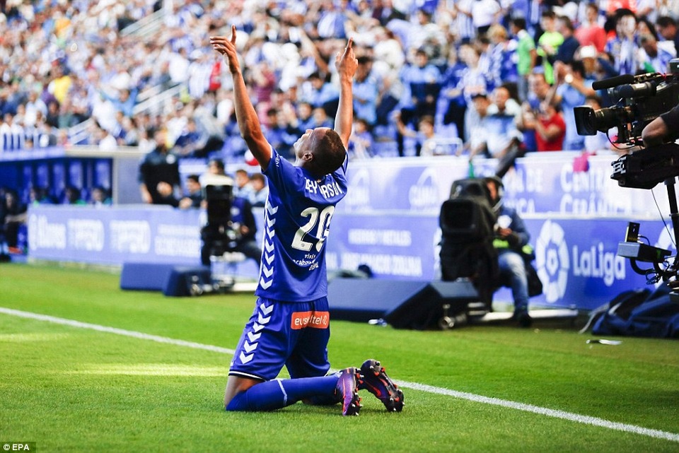 Alaves 1-4 Real Madrid: C.Ronaldo lập hattrick và đá hỏng phạt đền - 1
Alaves bất ngờ có được bàn thắng mở tỷ số