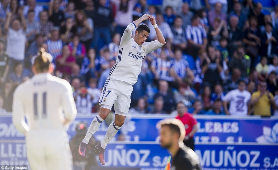 Alaves 1-4 Real Madrid: C.Ronaldo lập hattrick và đá hỏng phạt đền - 2
C.Ronaldo chói sáng với cú hattrick