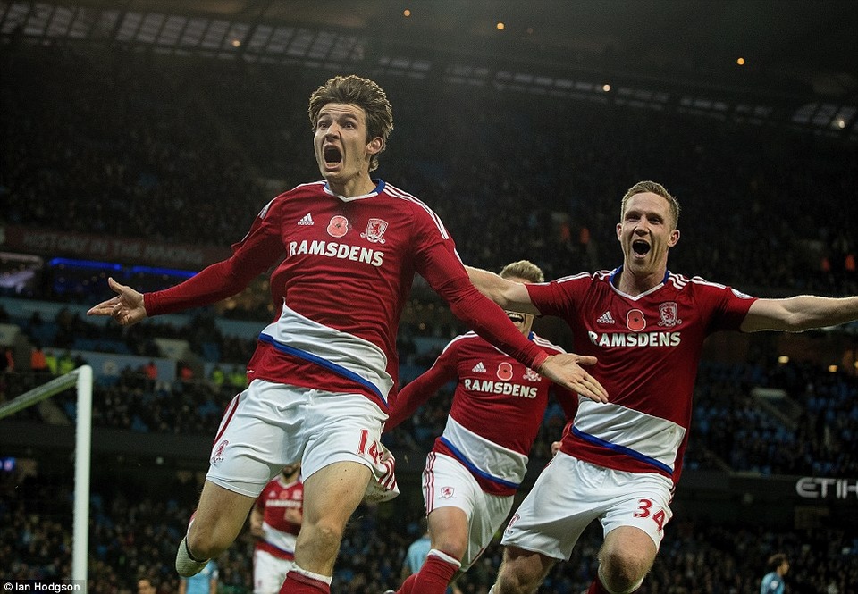 Man City 1-1 Middlesbrough: Mất điểm đau đớn - 3
De Roon ăn mừng sau khi ghi bàn vào lưới Man City