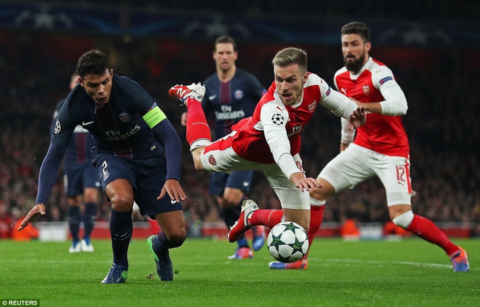 
Pha tranh bóng giữa Silva (trái) và Ramsey (phải)
