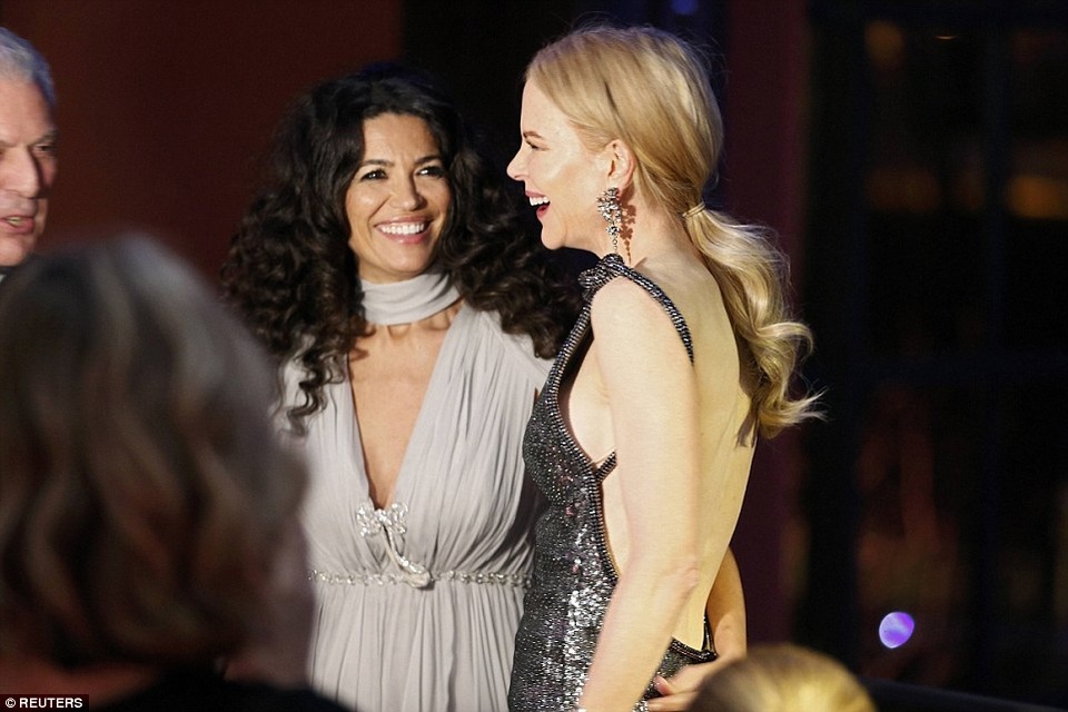 
Ngôi sao xinh đẹp vui vẻ trò chuyện với người mẫu Afef Jnifen tại sự kiện.
