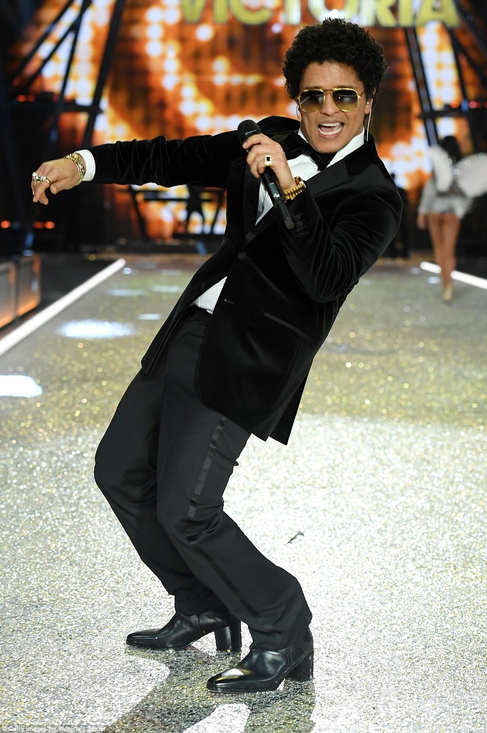 Mãn nhãn với show diễn nội y lớn nhất trong năm - 51
Bruno Mars trình diễn cùng các thiên thần nội y.
