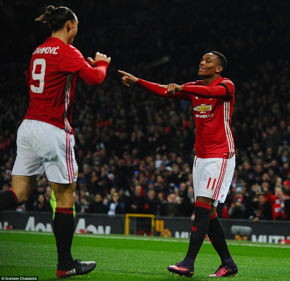 Vùi dập West Ham, MU vào bán kết League Cup - 1
Niềm vui của Martial (phải) sau khi ghi bàn thắng