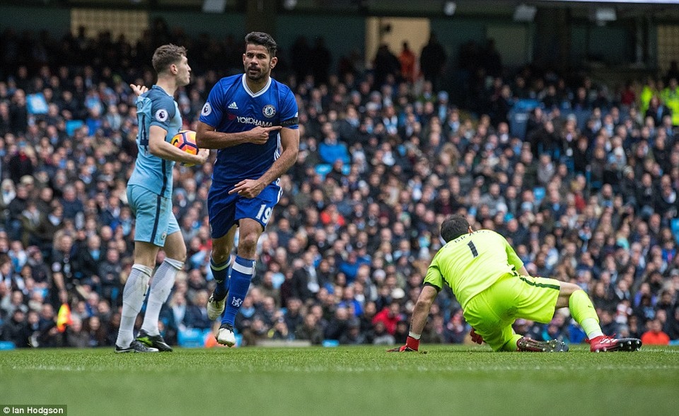 
Costa ăn mừng sau khi ghi bàn vào lưới Man City
