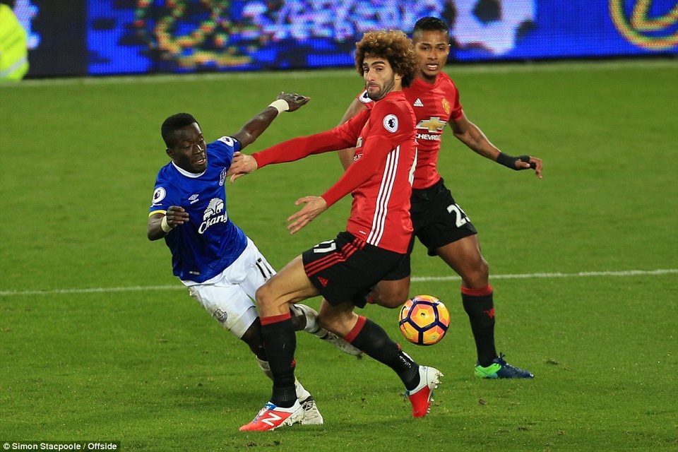 Rơi điểm trên sân Everton, MU hòa trận thứ ba liên tiếp - 1
Fellaini (phải) trở thành tội đồ của MU
