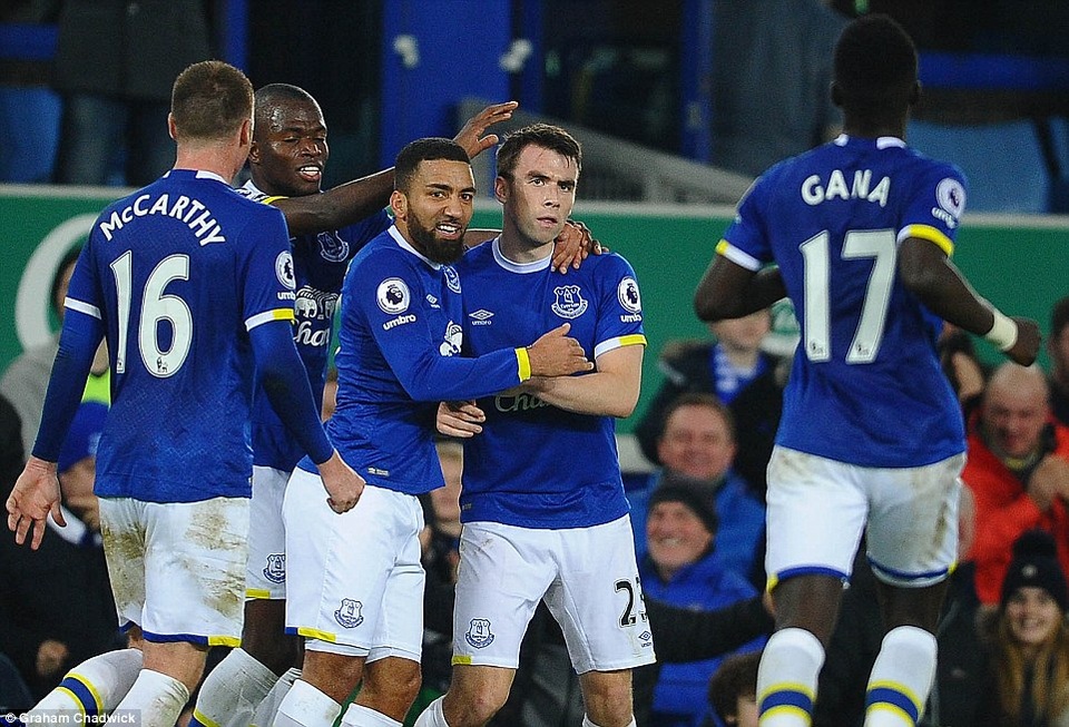 
Các cầu thủ Everton ăn mừng bàn thắng của Coleman

