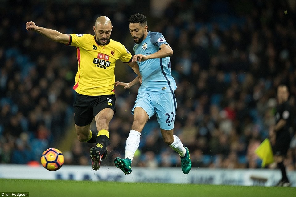 Trên sân nhà, Man City dễ dàng vượt qua Watford - 3
Amrabat (trái) tranh bóng với Gael Clichy