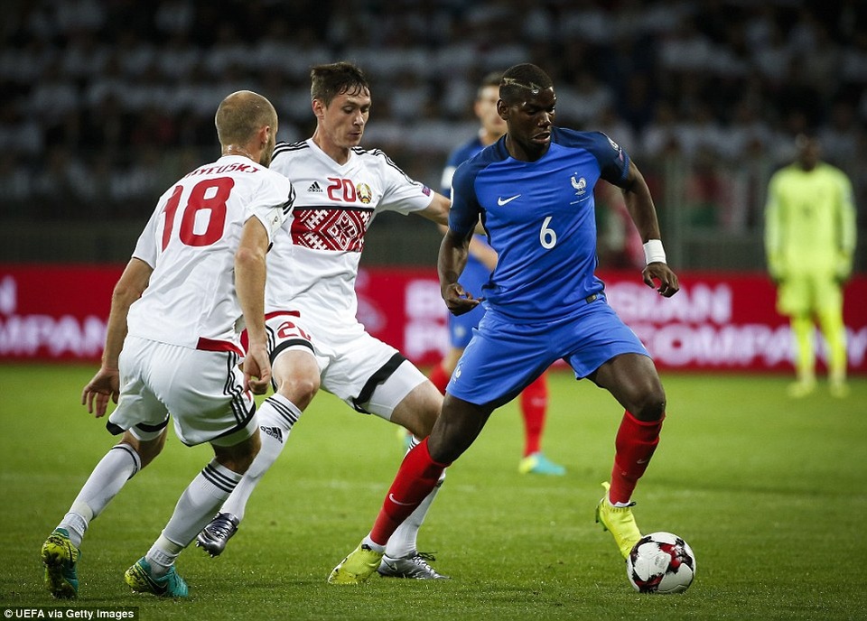 Pháp cay đắng chia điểm nhạt nhòa trước Belarus - 1
Pogba (phải) đi bóng trong sự truy cản của các cầu thủ Belarus