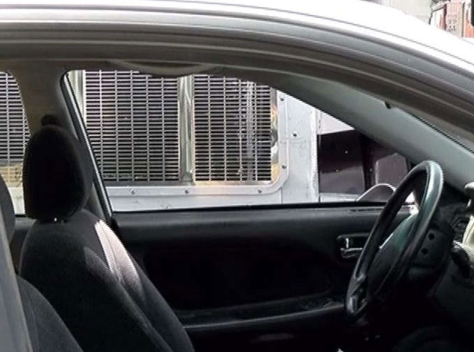 Xe 18 bánh ủn xe con, tài xế không hay biết - 7