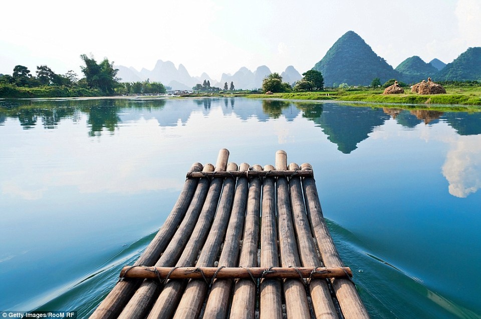 Một chiếc bè tre trôi trên dòng sông Li ở miền nam Trung Quốc. Nhiếp ảnh gia ghi được khoảnh khắc rất thanh bình và tĩnh lặng của vùng sông nước.