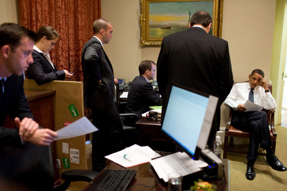 Những khoảnh khắc hậu trường "đắt giá" của Tổng thống Obama - 4
Tổng thống Obama chuẩn bị có bài phát biểu trước báo chí tại Vườn Hồng, ít giờ sau khi được xướng tên là chủ nhân giải Nobel Hòa bình 2009.