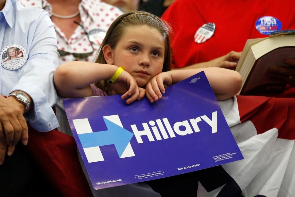 
Một bé gái lắng nghe bà Clinton diễn thuyết tại Đại học California Riverside ở Riverside, California. 
