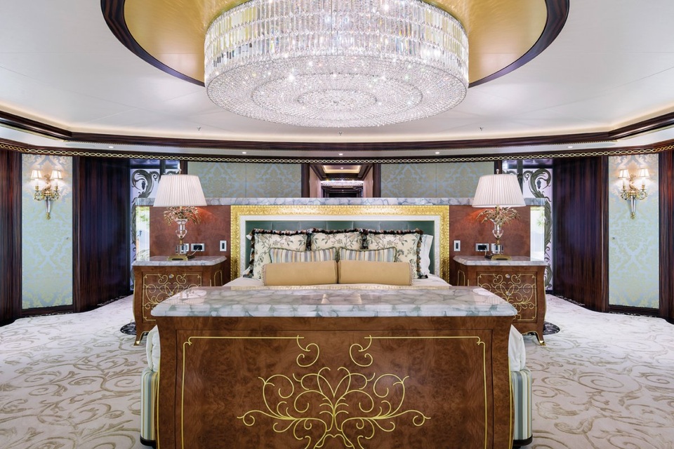 Ngắm chiếc siêu du thuyền xa xỉ đắt bằng... 50 chiếc Rolls-Royce - 4