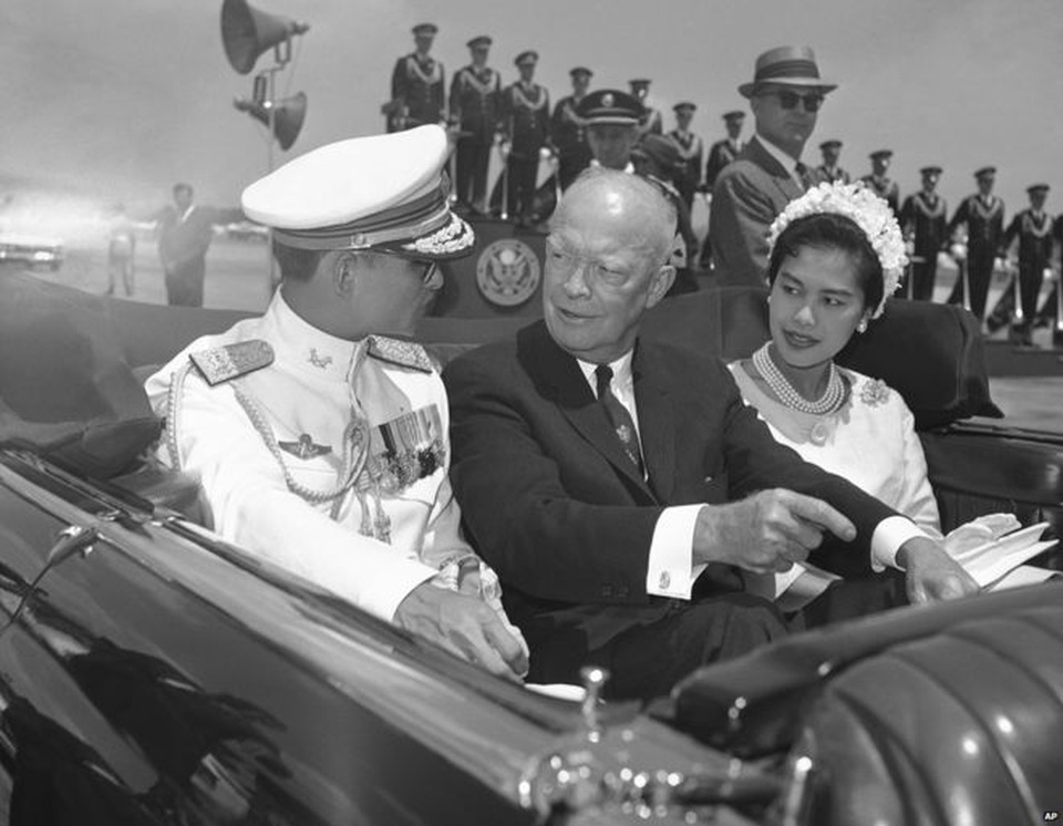 Cuộc đời nhà vua trị vì lâu nhất thế giới - 4
Trong suốt những năm tại vị, Quốc vương Adulyadej đã xây dựng danh tiếng của hoàng gia thông qua một loạt chuyến thăm tới các tỉnh của Thái Lan và các dự án nhằm phát triển nông nghiệp. Ông cũng gặp gỡ nhiều lãnh đạo thế giới, trong ảnh là cùng Tổng thống Mỹ Dwight Eisenhower trong một chuyến thăm cấp nhà nước tới Washington. (Ảnh: AP)