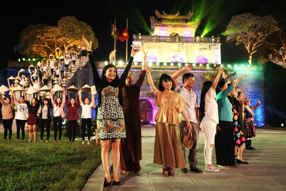 Hé lộ những hình ảnh đầu tiên trong Festival Áo dài Hà Nội 2016 - 4
Các nghệ sĩ tham gia tổng duyệt. Trong ảnh là diễn viên Thu Hà, nhà thiết kế La Hằng, NSND Lan Hương, NSƯT Tiến Hợi.