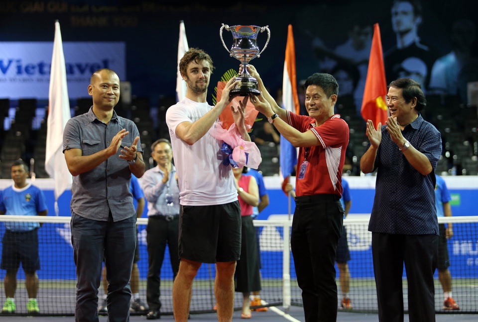 Vietnam Open 2016 kết thúc đầy kịch tính - 4 Ông Trịnh Long Vũ – Trưởng ban BBT Truyền hình cáp và ông Nguyễn Quốc Kỳ - Phó Chủ tịch kiêm Tổng Thư ký LĐQVVN – Trưởng BTC (áo đỏ) trao cúp vô địch cho tay vợt Jordan Thomson (AUS).