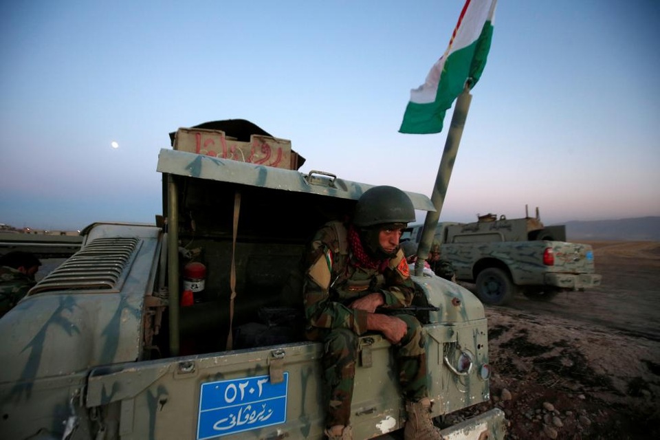 Chiến sự ác liệt tại thành trì của phiến quân IS ở Iraq - 18
Các thành viên của lực lượng Peshmerga tham gia chiến dịch quân sự giải phóng Mosul. (Ảnh: Reuters)