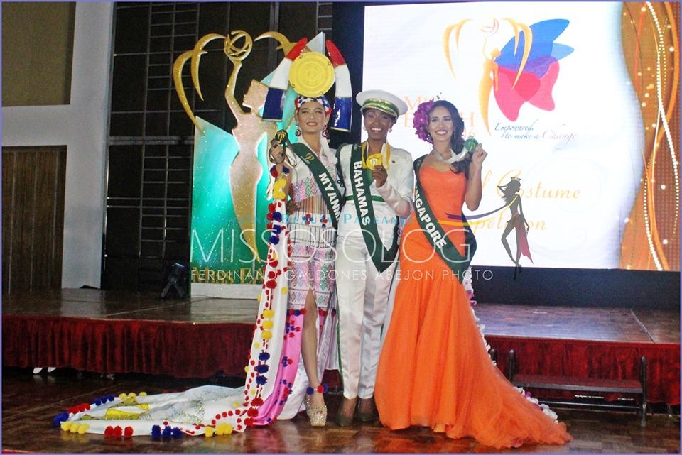 Ngắm những bộ trang phục dân tộc đẹp nhất cuộc thi Hoa hậu Trái đất - 13 
Ba hoa hậu (từ trái sang): Myanamar, Bahamas, Singapore giành huy chương đồng, vàng, bạc phần thi Hoa hậu thân thiện.