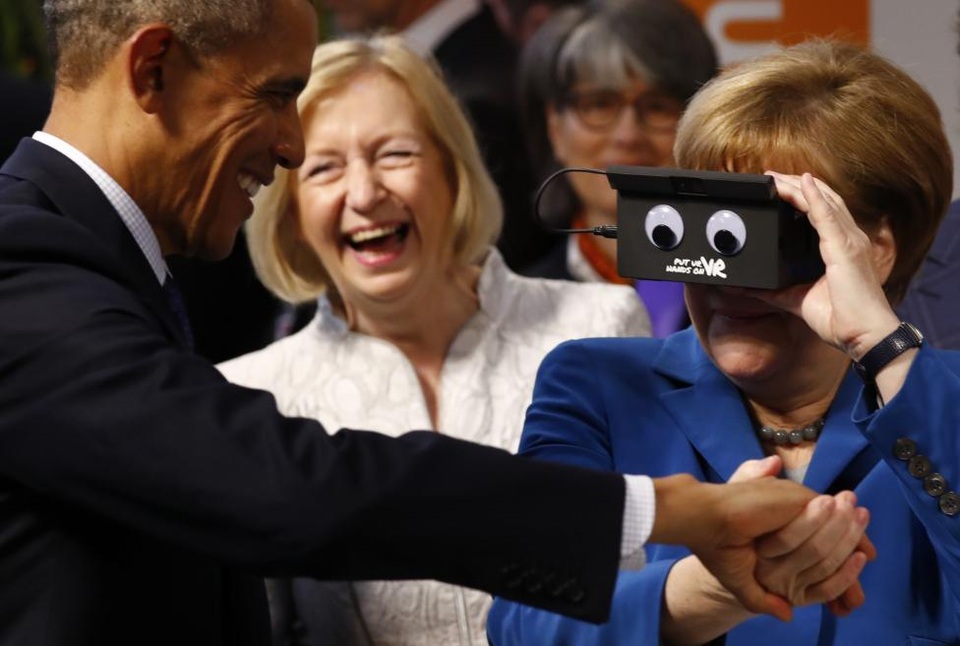 Ông Obama ăn tối riêng với Thủ tướng Đức - 15
Bà Merkel thử sử dụng kính thực tế ảo trong khi bà và ông Obama thăm hội chợ thương mại công nghệ Hannover Messe tại Hannover, Đức tháng 4/2016. (Ảnh: Reuters)