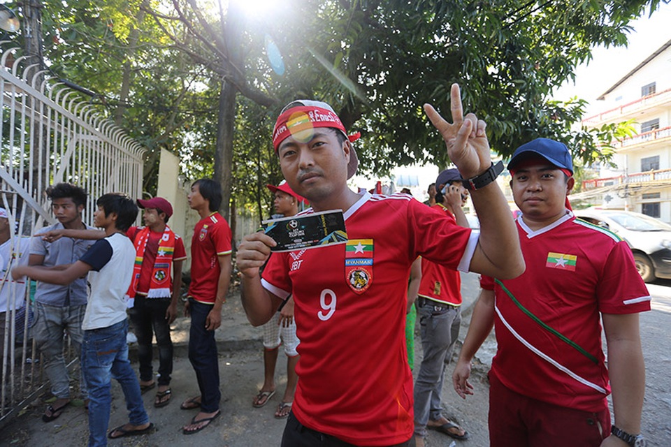CĐV Myanmar ùn ùn kéo tới sân Thuwana tiếp lửa đội nhà - 4