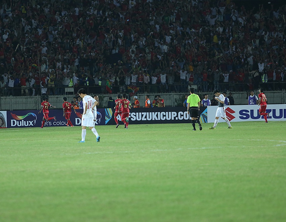 Myanmar 1-2 Việt Nam: Chiến thắng vất vả - 5
Niềm vui của các cầu thủ Myanmar (áo đỏ) và nỗi buồn của tuyển Việt Nam (áo trắng), ảnh: T.Lương