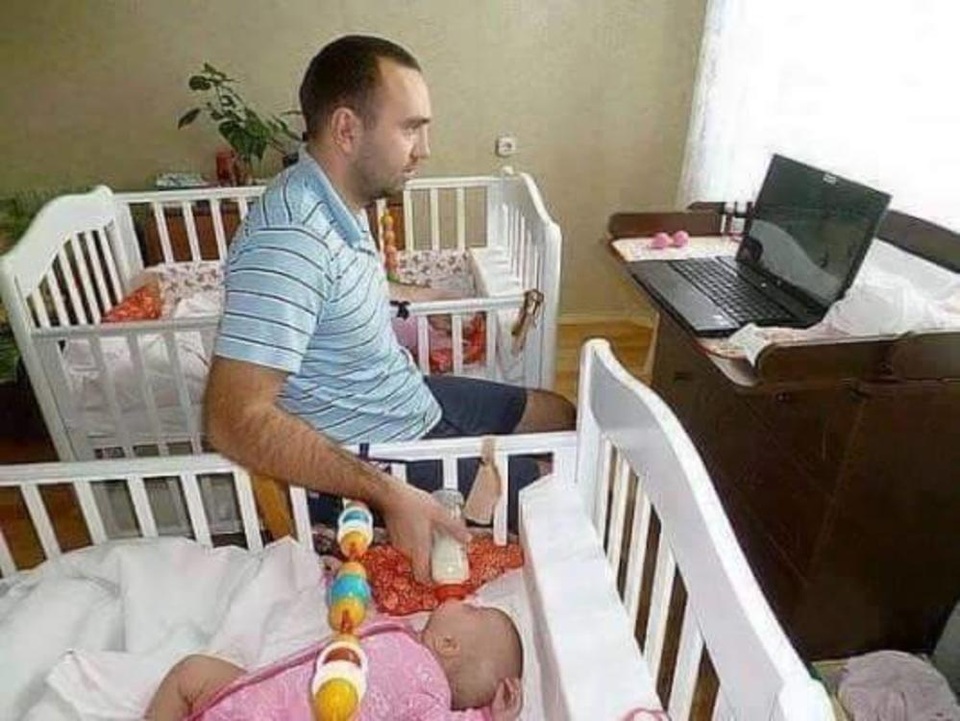 Sự sáng tạo "bá đạo" của các ông bố - 3
Một công đôi ba việc