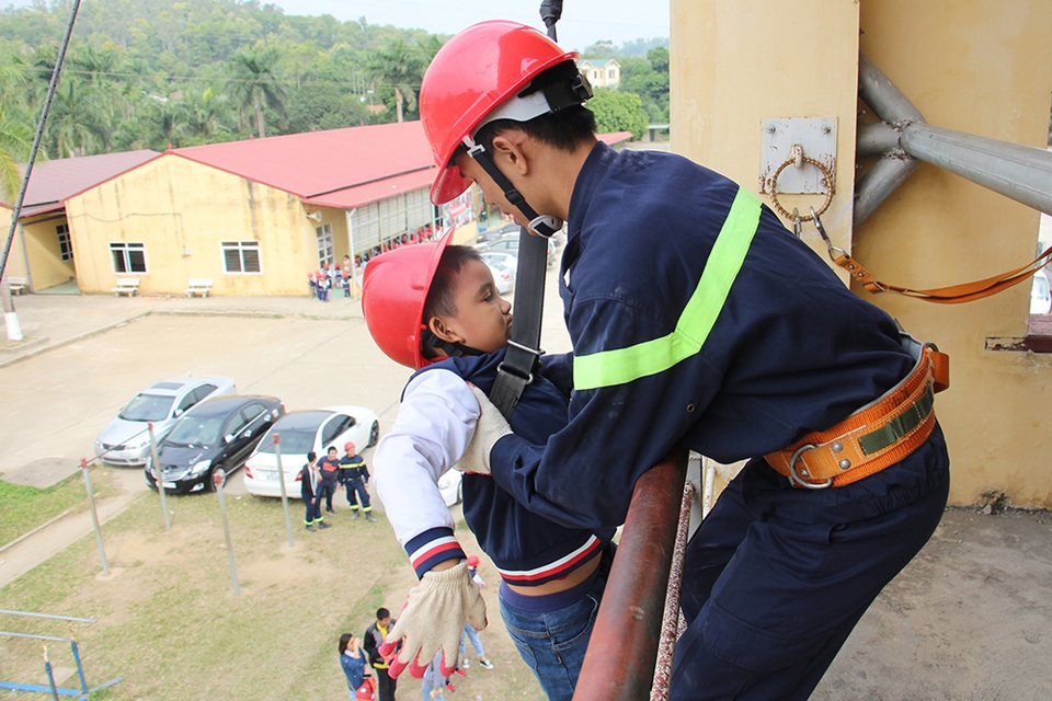 "Thót tim" với trải nghiệm làm lính cứu hỏa của học sinh tiểu học - 5 "Thót tim" với trải nghiệm làm lính cứu hỏa của học sinh tiểu học - 5